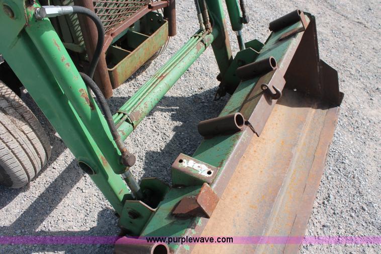 image for item AQ9718 1993 John Deere 870 tractor