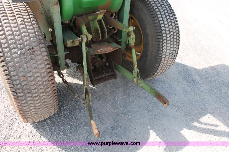 image for item AQ9718 1993 John Deere 870 tractor