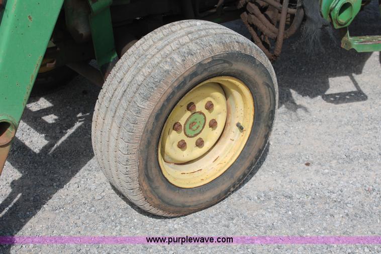 image for item AQ9718 1993 John Deere 870 tractor