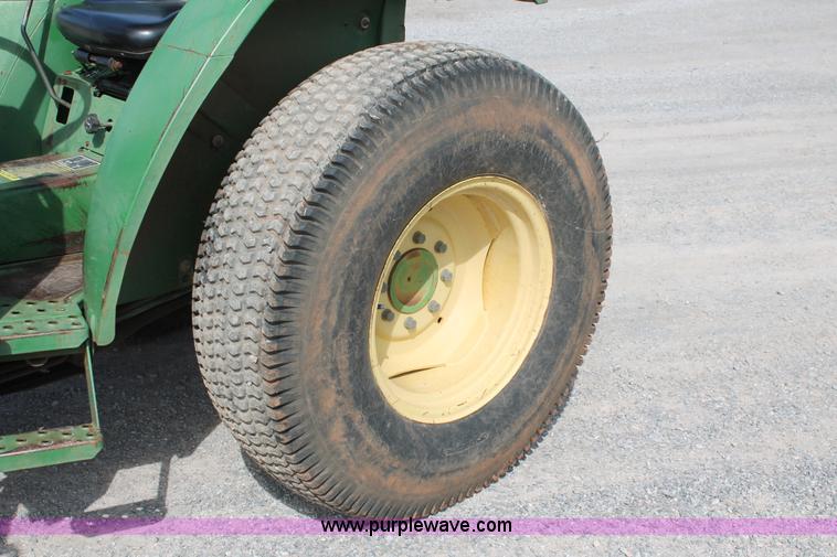 image for item AQ9718 1993 John Deere 870 tractor