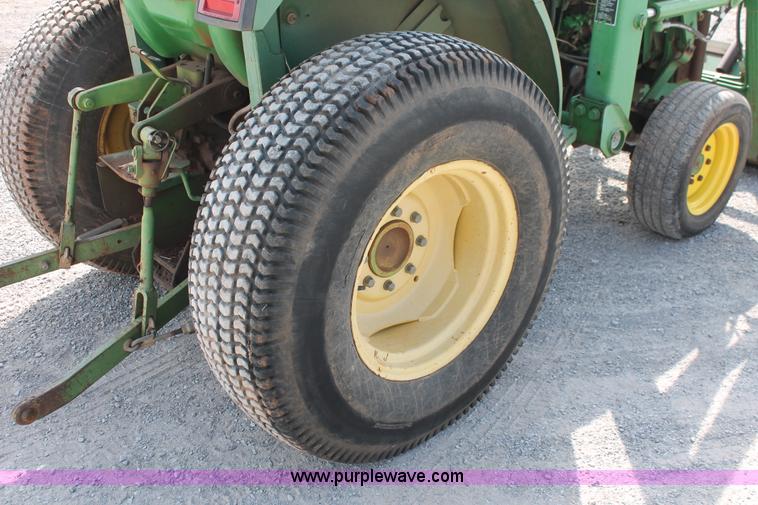 image for item AQ9718 1993 John Deere 870 tractor