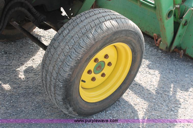 image for item AQ9718 1993 John Deere 870 tractor