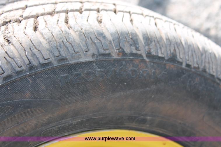 image for item AQ9718 1993 John Deere 870 tractor