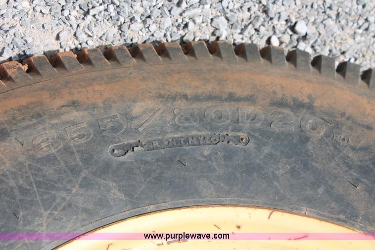 image for item AQ9718 1993 John Deere 870 tractor