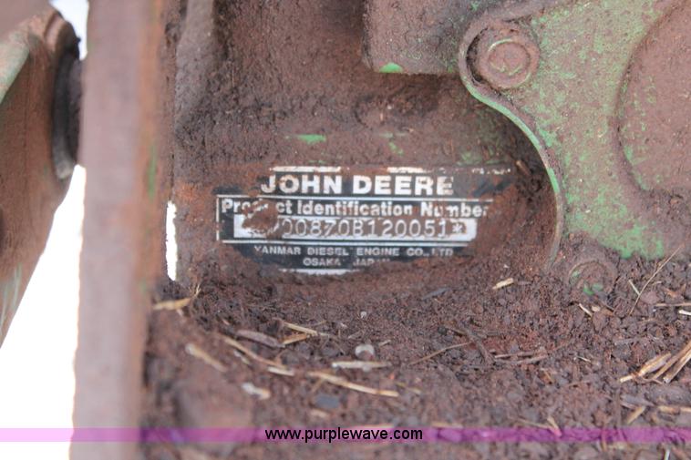 image for item AQ9718 1993 John Deere 870 tractor