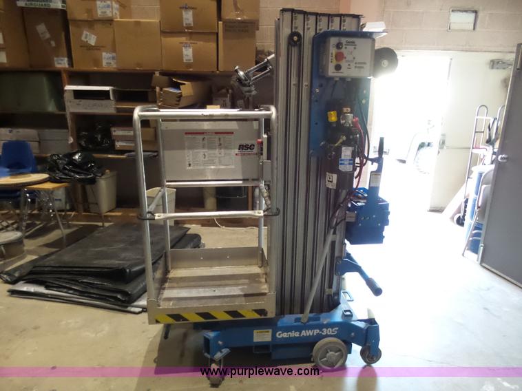 image for item AR9461 1998 Genie AWP-305 vertical lift