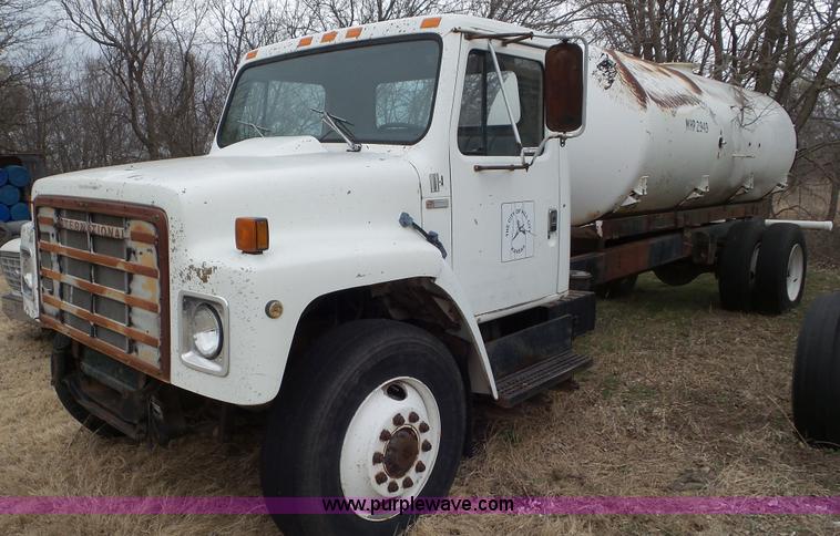 image for item AV9815 1980 International 1854 tank truck