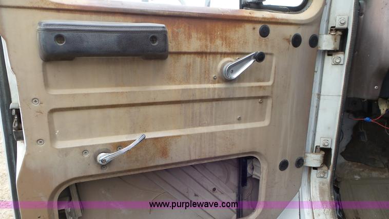 image for item AV9815 1980 International 1854 tank truck