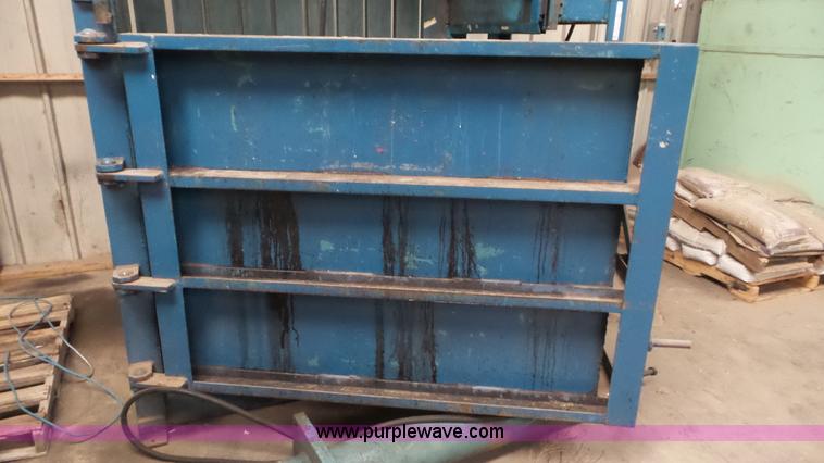 image for item AV9817 Cardboard baler