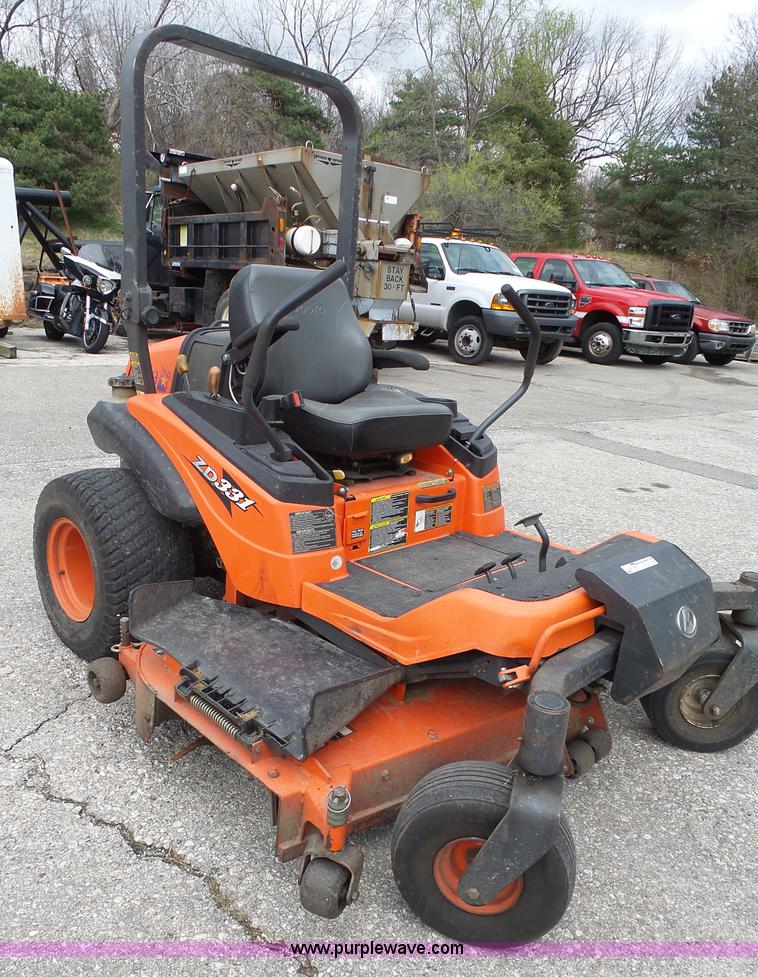 image for item BT9253 Kubota ZD331 riding mower