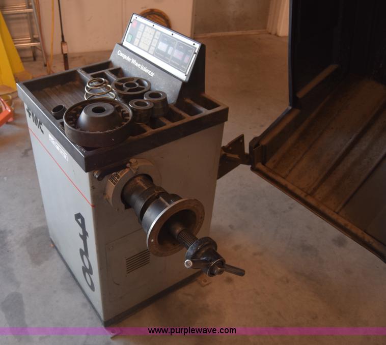 image for item BX9650 FMC 4100 tire balancer