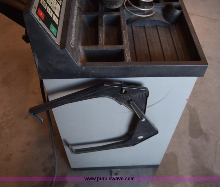 image for item BX9650 FMC 4100 tire balancer