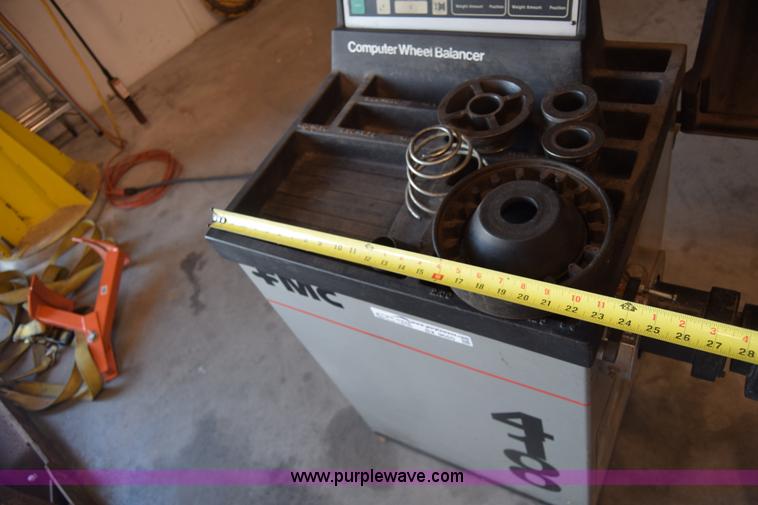 image for item BX9650 FMC 4100 tire balancer