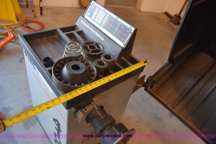 image for item BX9650 FMC 4100 tire balancer