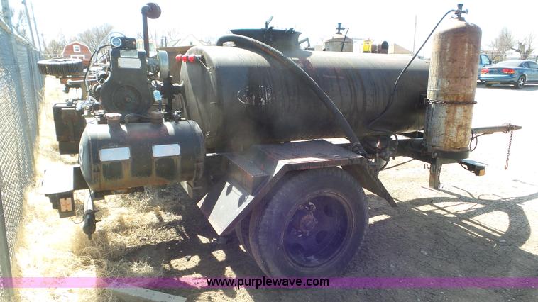 image for item CD9873 1982 Etnyre maintenance oil distributor trailer