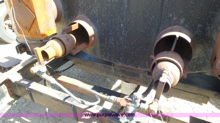 image for item CD9873 1982 Etnyre maintenance oil distributor trailer