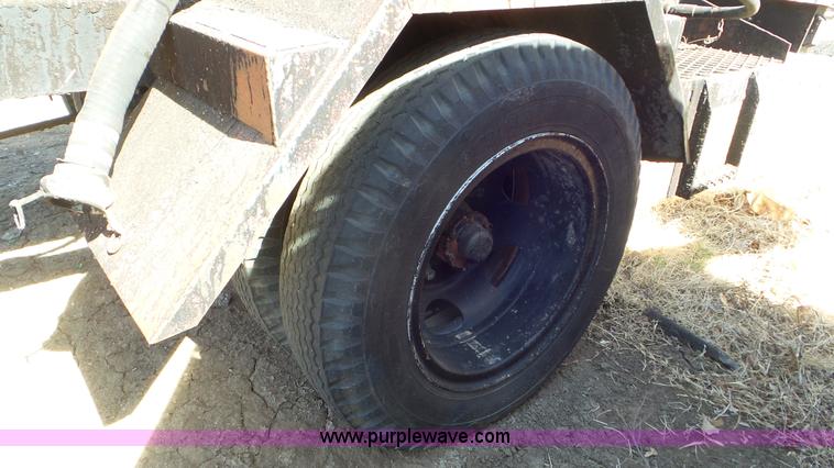 image for item CD9873 1982 Etnyre maintenance oil distributor trailer