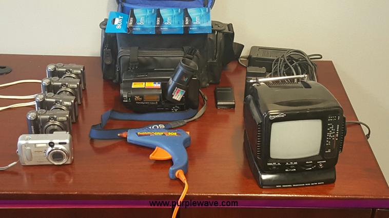 image for item F1191 Assorted electronics