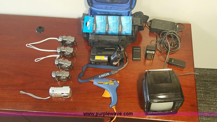 image for item F1191 Assorted electronics