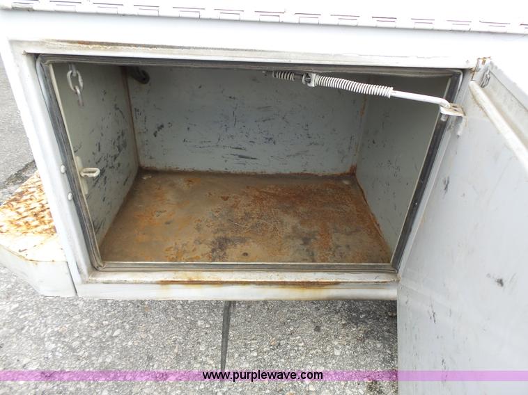 image for item J4225 1999 Ford F450 XL Super Duty utility truck