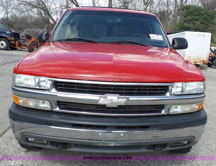 image for item J4227 2003 Chevrolet Suburban SUV