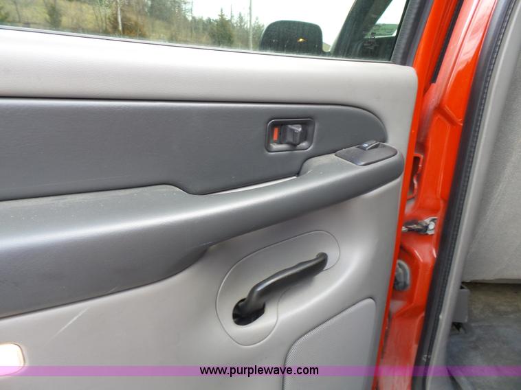 image for item J4227 2003 Chevrolet Suburban SUV