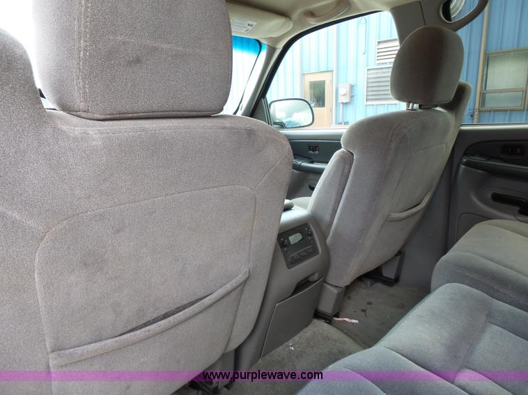 image for item J4227 2003 Chevrolet Suburban SUV