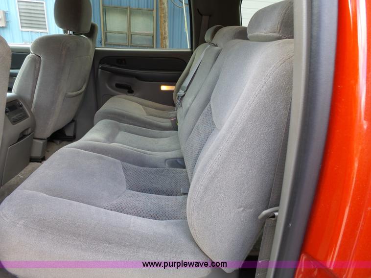 image for item J4227 2003 Chevrolet Suburban SUV