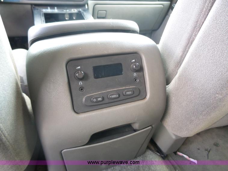 image for item J4227 2003 Chevrolet Suburban SUV