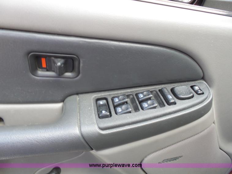 image for item J4227 2003 Chevrolet Suburban SUV