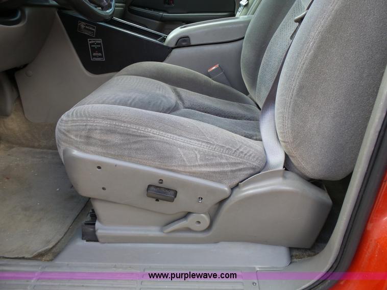 image for item J4227 2003 Chevrolet Suburban SUV