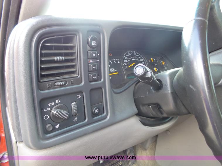 image for item J4227 2003 Chevrolet Suburban SUV