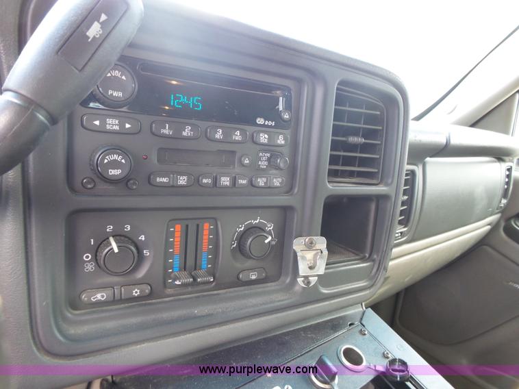 image for item J4227 2003 Chevrolet Suburban SUV