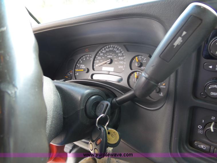 image for item J4227 2003 Chevrolet Suburban SUV