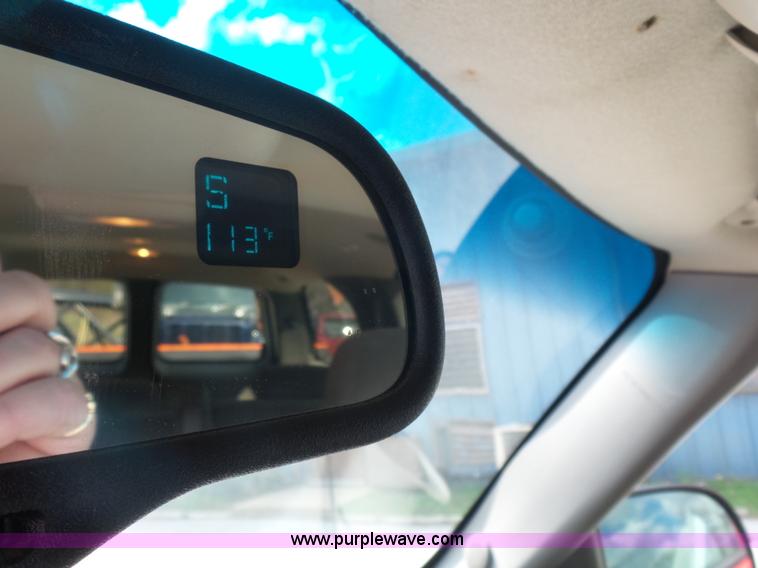 image for item J4227 2003 Chevrolet Suburban SUV