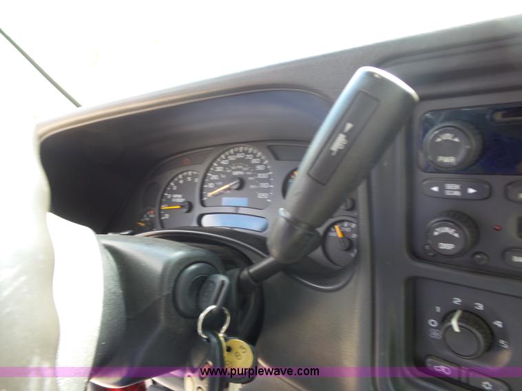 image for item J4227 2003 Chevrolet Suburban SUV