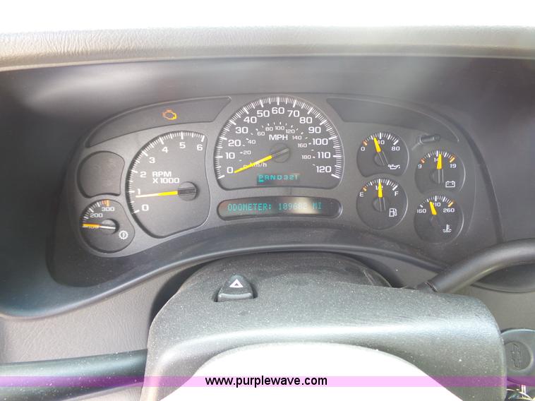 image for item J4227 2003 Chevrolet Suburban SUV