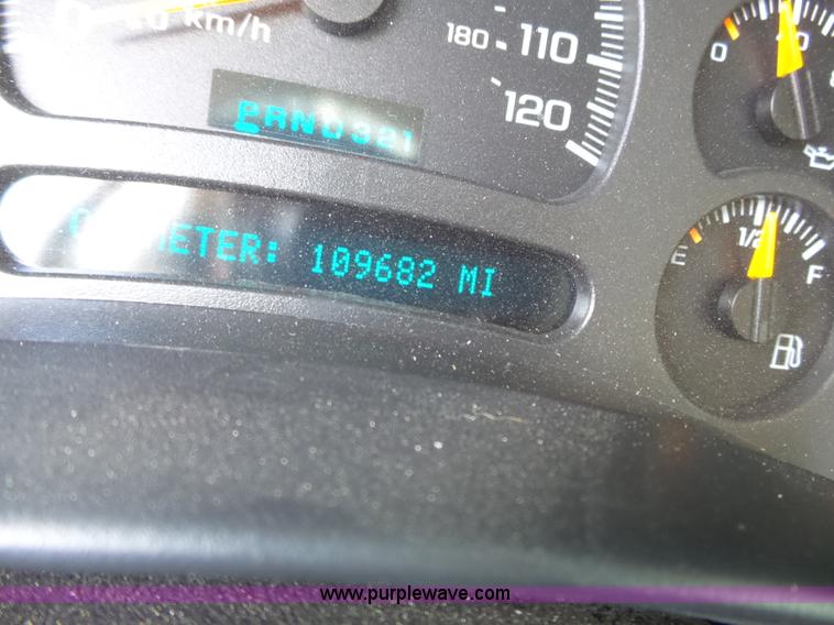 image for item J4227 2003 Chevrolet Suburban SUV