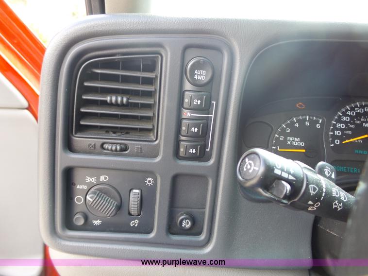 image for item J4227 2003 Chevrolet Suburban SUV