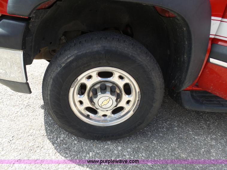 image for item J4227 2003 Chevrolet Suburban SUV