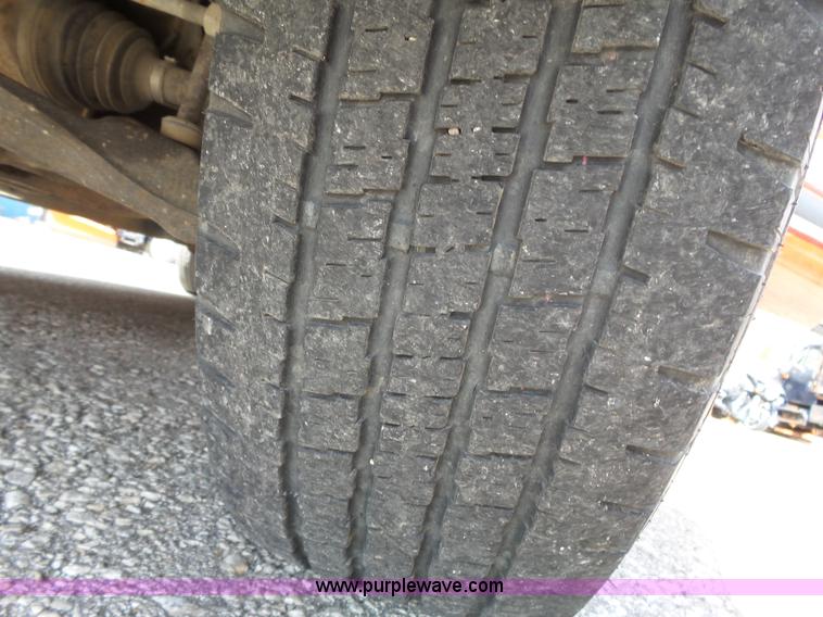 image for item J4227 2003 Chevrolet Suburban SUV