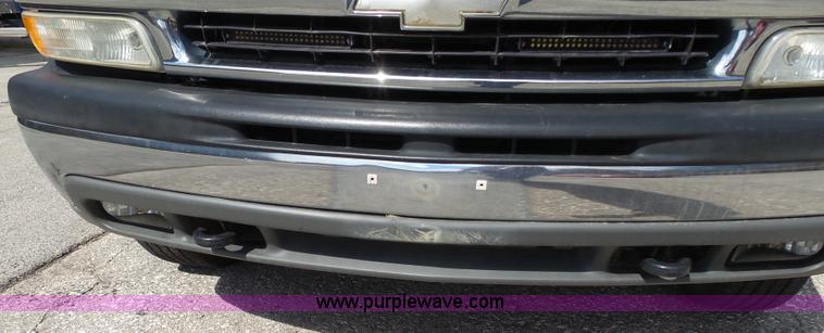 image for item J4227 2003 Chevrolet Suburban SUV