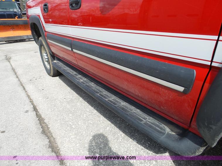 image for item J4227 2003 Chevrolet Suburban SUV