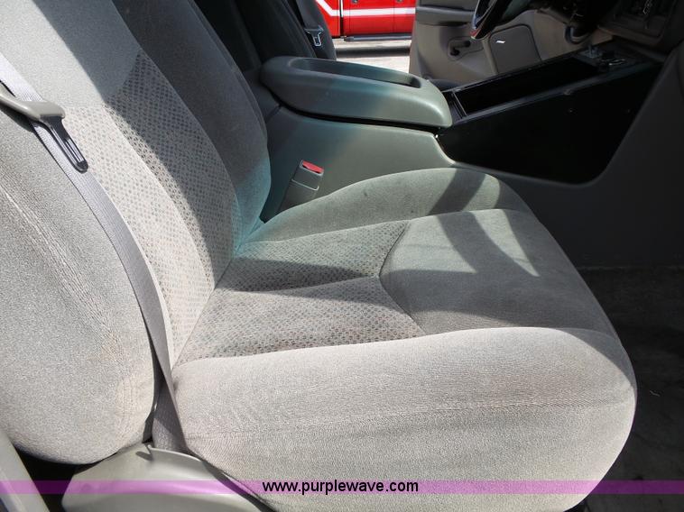 image for item J4227 2003 Chevrolet Suburban SUV