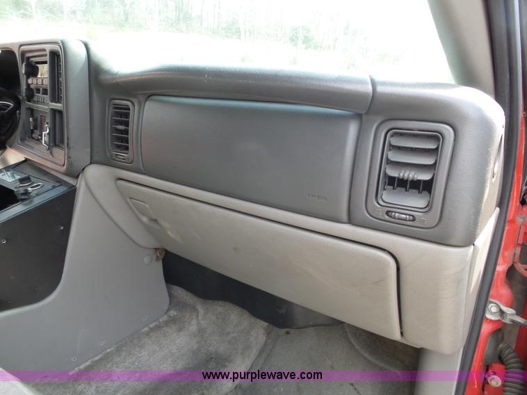 image for item J4227 2003 Chevrolet Suburban SUV