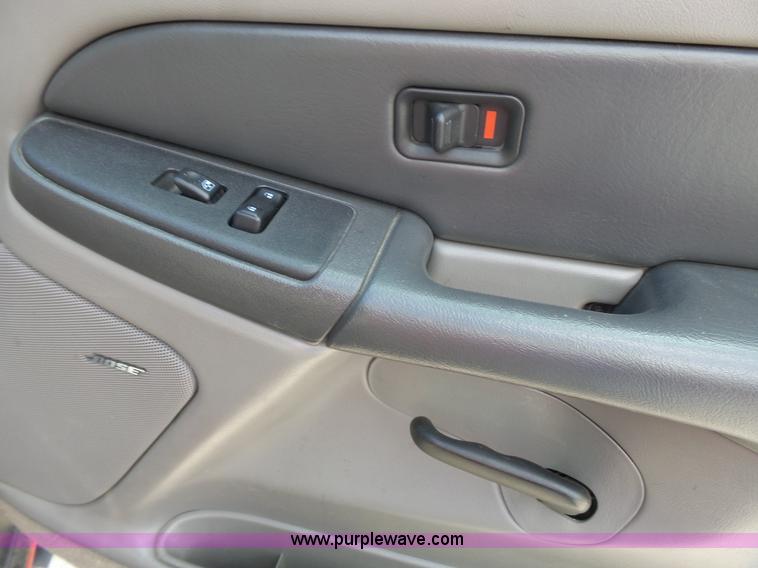 image for item J4227 2003 Chevrolet Suburban SUV