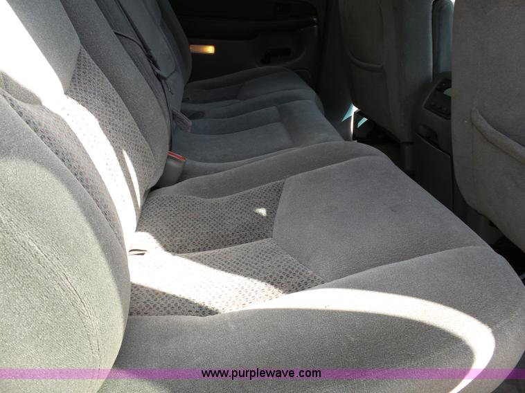 image for item J4227 2003 Chevrolet Suburban SUV