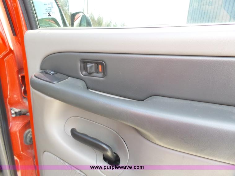 image for item J4227 2003 Chevrolet Suburban SUV