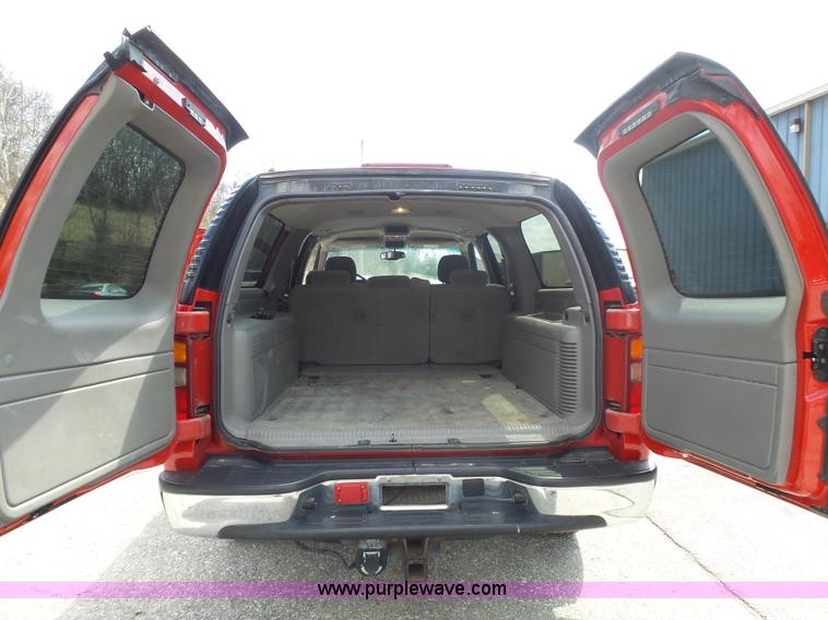 image for item J4227 2003 Chevrolet Suburban SUV