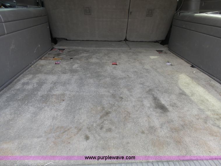 image for item J4227 2003 Chevrolet Suburban SUV